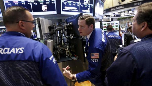 Wall Street abrió hoy con descensos y el Dow Jones, su principal indicador, caía un 0,4 % tras publicarse unos resultados de la química Merck que no terminaron de convencer y tras haber cerrado el viernes su mejor semana del año. EFE