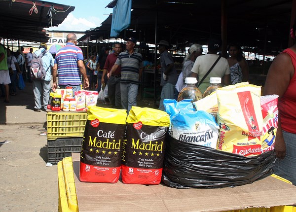 Los buhoneros también “ajustaron” el precio de la leche en polvo