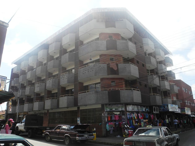 En este hotel fue encontrada la joven degollada. Foto: María Martínez