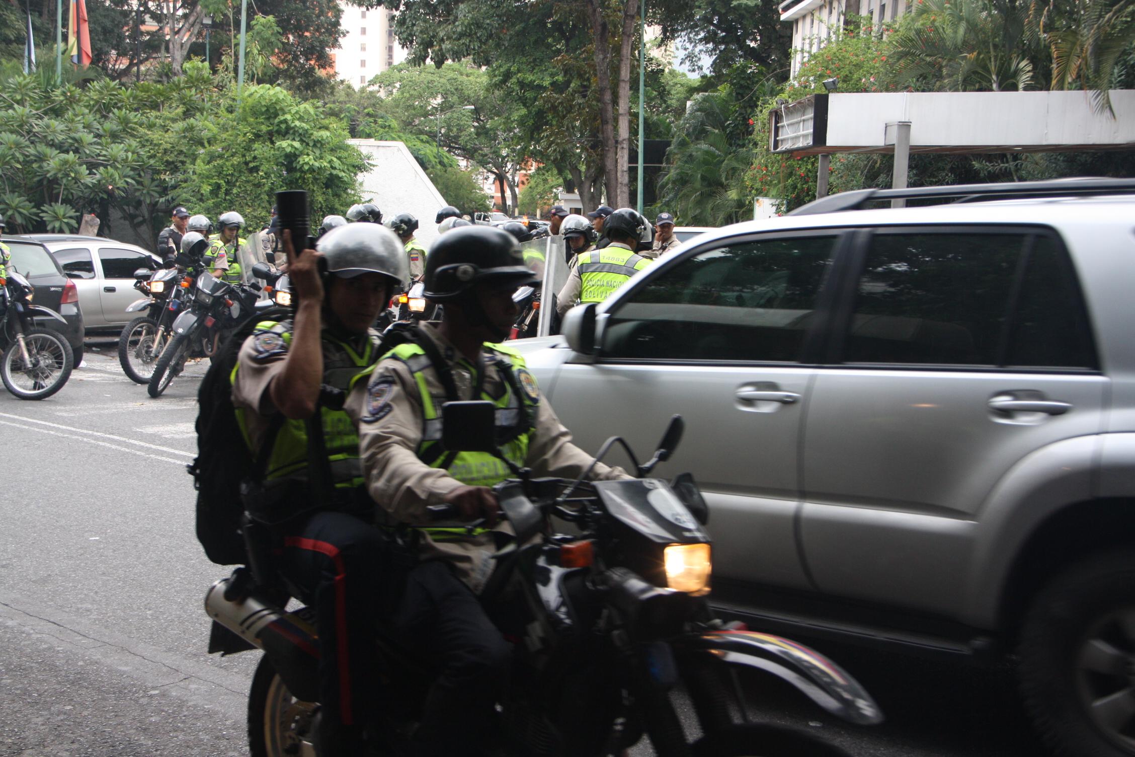 Fuerte presencia policial en la morgue de Bello Monte (Fotos)