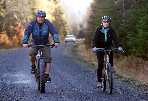 Kaci Hickox y su pareja pasean por Maine a pesar de la cuarentena (Foto AP)