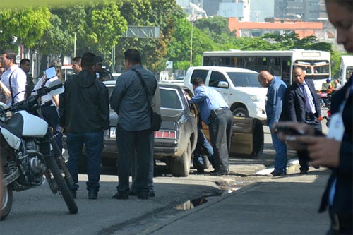 Mató al delincuente que lo robaba en el semáforo