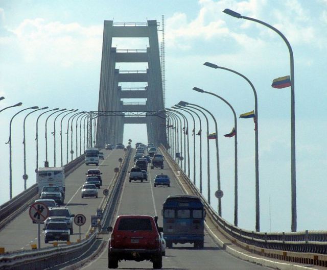 Puente sobre el Lago