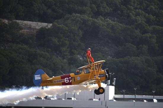 Este abuelo de 94 años vuela atado a un avión (Fotos)