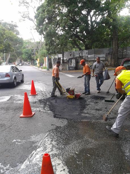 Alcaldía de Chacao realiza bacheo en frío para ofrecer mejores vías (Fotos)