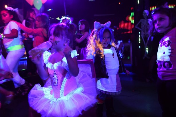 US-HALLOWEEN-KIDS-CLUBBING