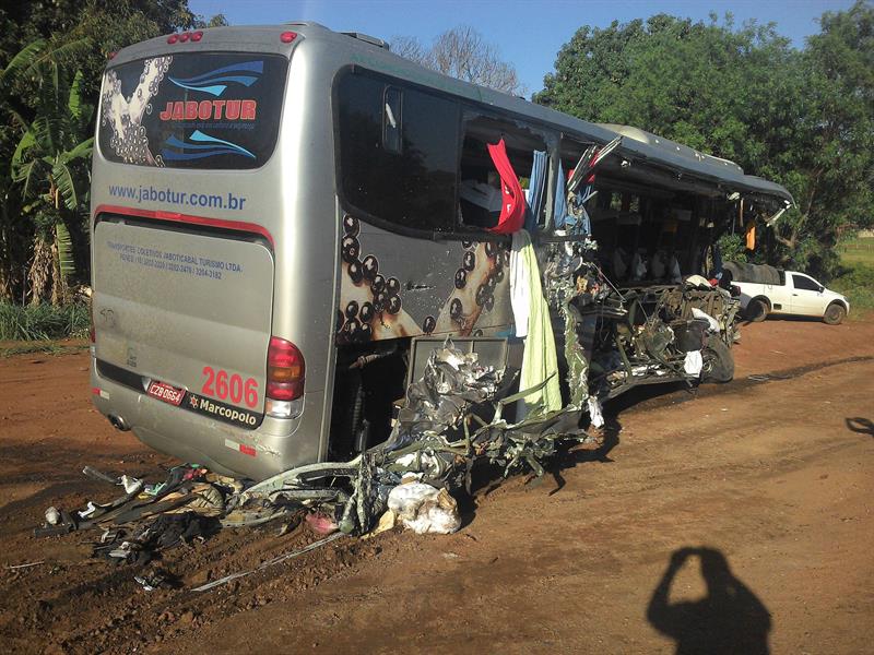 Al menos 2 muertos y 12 heridos tras un accidente de autobús en el norte peruano