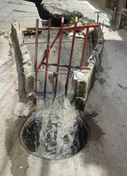 Peligran casas en barrio Unión por mega hueco de aguas negras (Fotos)