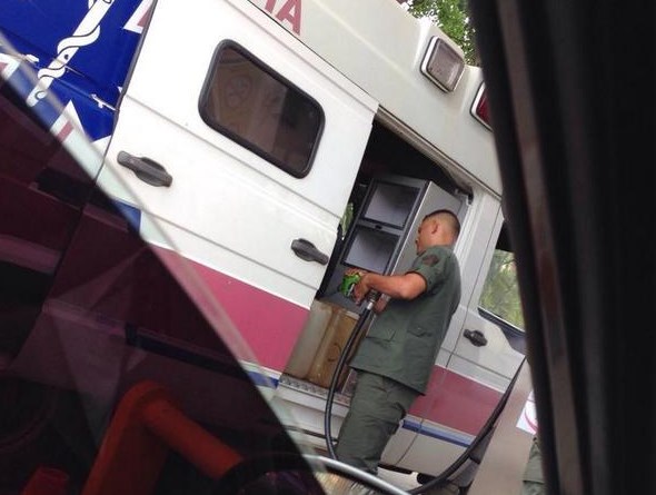 Capturan a militar con las manos en la masa bachaqueando gasolina (Foto)