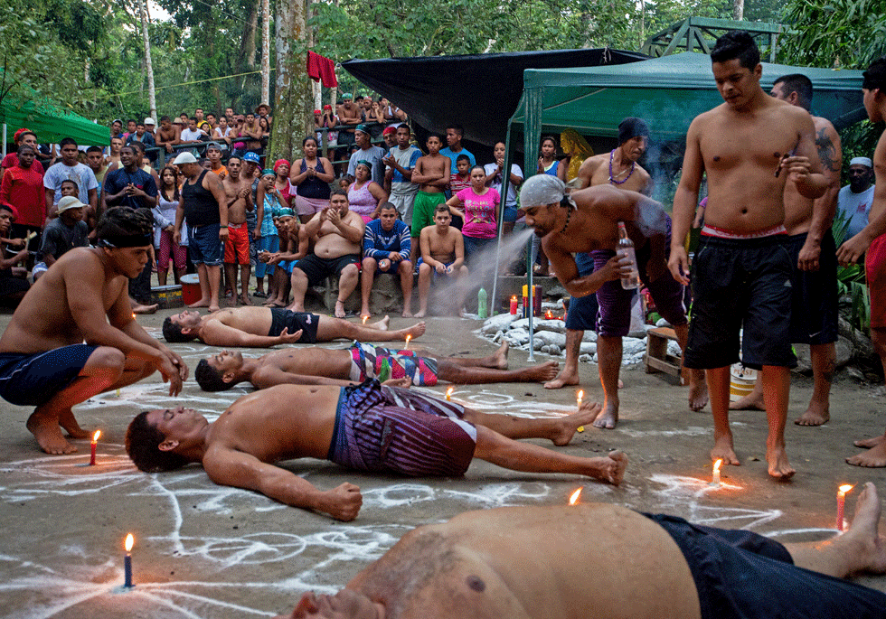 En tiempos de incertidumbre, venezolanos se refugian en espiritismo y santería (Fotos)