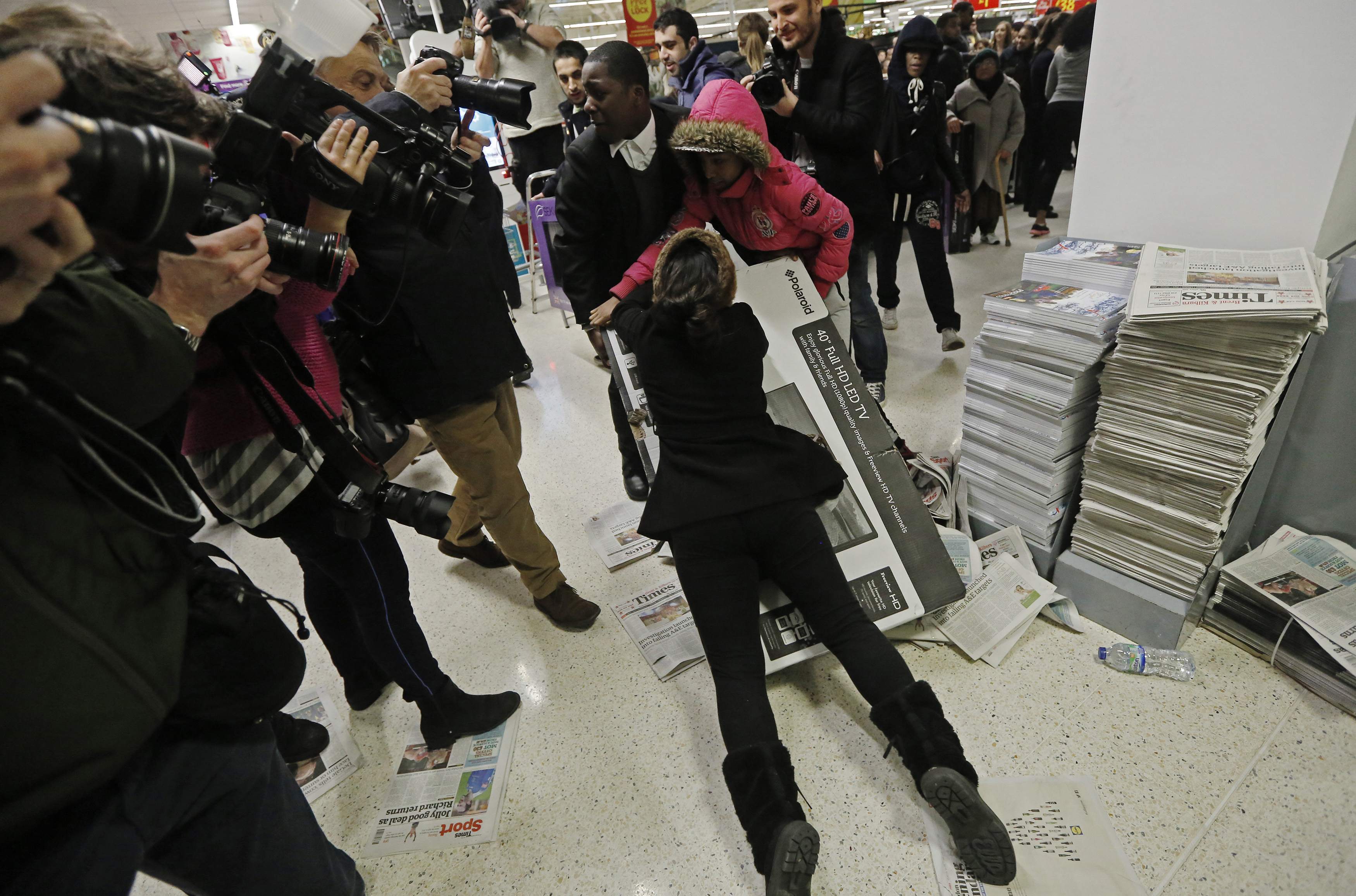 Golpes y empujones en las tiendas del Reino Unido durante el “viernes negro” (Fotos)