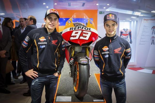 El recientemente proclamado campeón del mundo de MotoGP, Marc Márquez (d), y su compañero del equipo Repsol Honda Dani Pedrosa (i), durante la inauguración hoy, en Alcalá de Henares (Madrid), de la exposición itinerante "Repsol Racing Tour" (Foto EFE/ Fernando Villar)