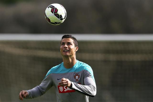 El delantero de la selección portuguesa de fútbol, Cristiano Ronaldo, durante un entrenamiento del equipo en el estadio Algarve en Faro, Portugal (Foto EFE/JOSE SENA GOULAO)