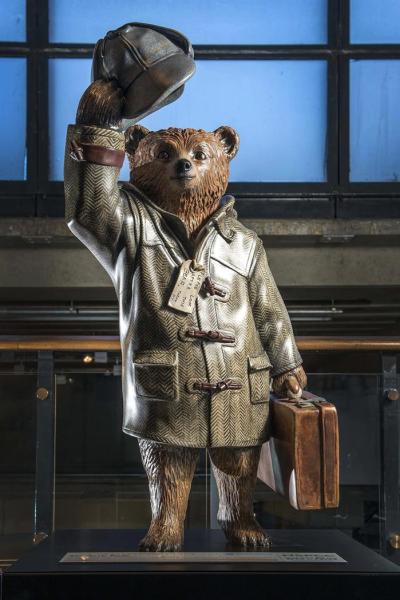  Fotografía facilitada por el Museo de Londres de una estatua del Oso Paddington diseñada por Benedict Cumberbatch con una gorra a lo Sherlock Holmes. El popular Oso Paddington, conocido por su viejo sombrero y su pasión por los sandwiches de mermelada. (Foto EFE)