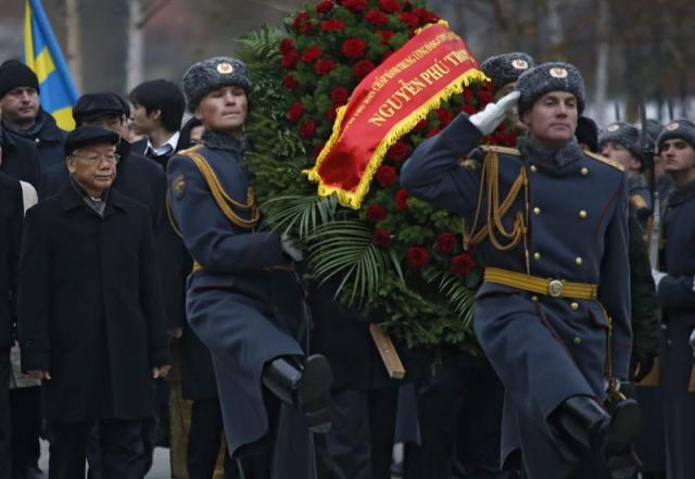 El secretario general del Partido Comunista, Nguyen Phu Trong (izq), deposita una corona de flores ante la Tumba del Soldado Desconocido en Moscú (Rusia) (Foto EFE / Sergei Chirikov)