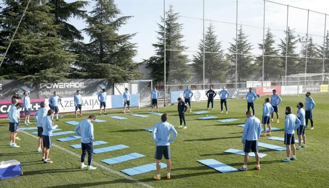 La plantilla del Atlético de Madrid se entrena hoy en el Cerro del Espino para preparar el enfrentamiento de Liga de Campeones frente a Olympiacos, que disputarán el miércoles en el Estadio Vicente Calderón. (Foto EFE / Juan Carlos Hidalgo)