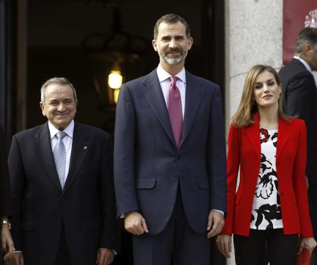 Los Reyes de España, don Felipe y doña Letizia, acompañados por el presidente del Consejo Superior de Investigaciones Científicas (CSIC), Emilio Lora-Tamayo (i), posan para los medios tras presidir el acto conmemorativo del 75 aniversario del CSIC. (Foto EFE / Sergio Barrenechea)