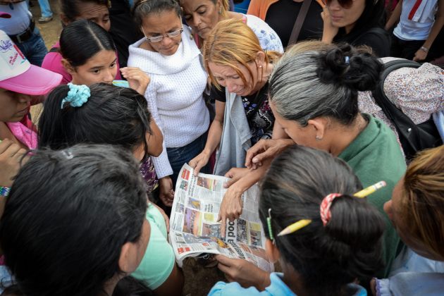 FAMILIARES DE PRESOS PERMANECEN EN INMEDIACIONES DE LA CÁRCEL DE URIBANA