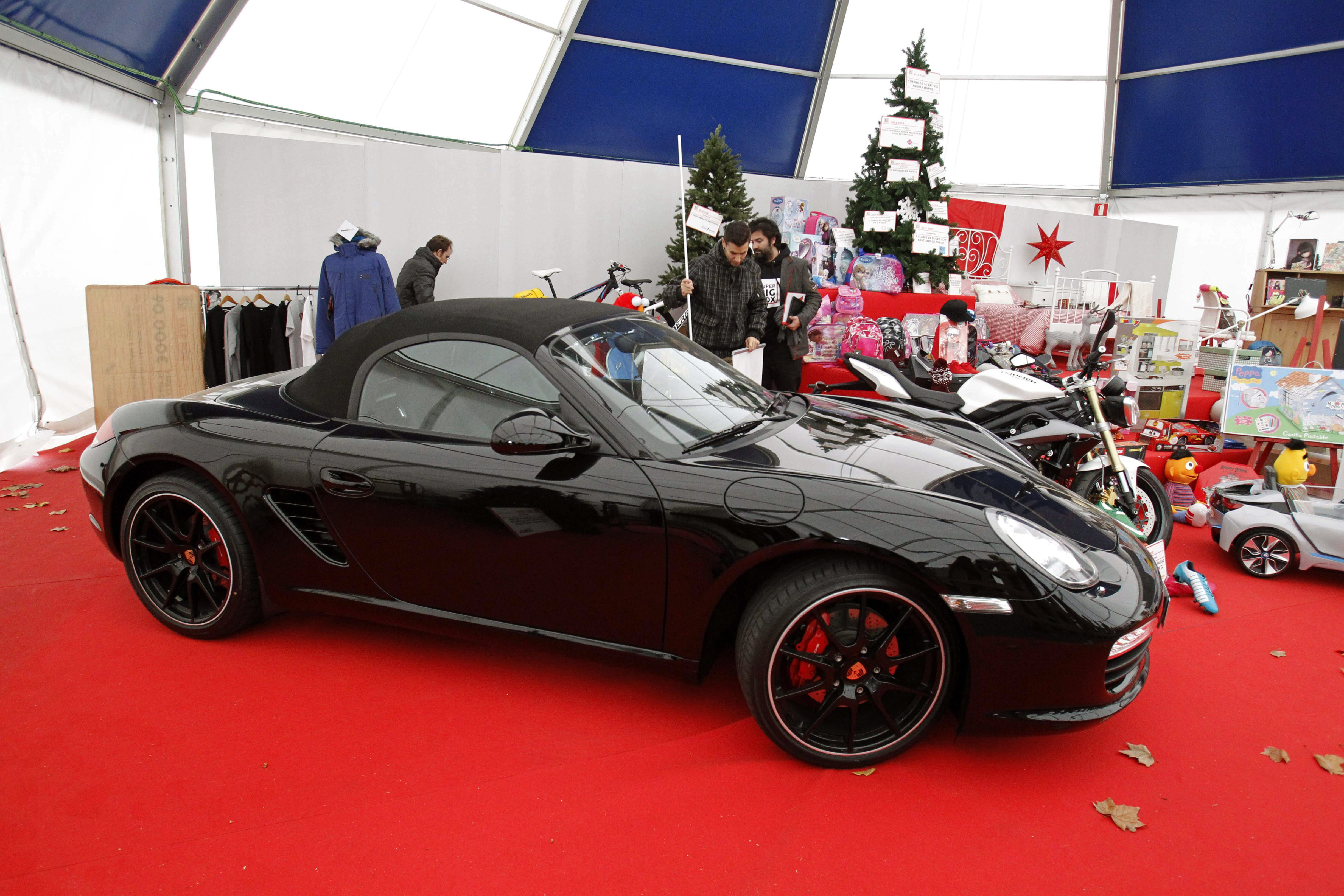 Una vivienda, un Porshe, lingotes de oro…la cesta navideña más cara del mundo (Foto)