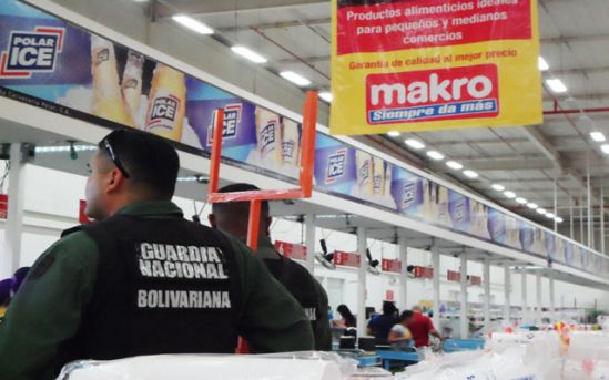 Caos en Makro por una bolsa de detergente