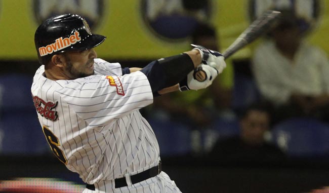 Leones barrieron a los Tigres con 8 empujadas de Alex González