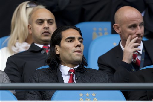 Foto: El astro colombiano del Manchester United, Radamel Falcao, espera desde las gradas el inicio del partido de Liga Premier ante su equipo / Reuters