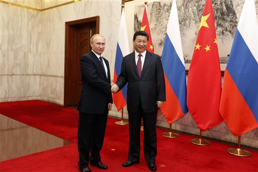 Foto: El presidente ruso Vladimir Putin estrecha manos con su colega chino Xi Jinping / AP