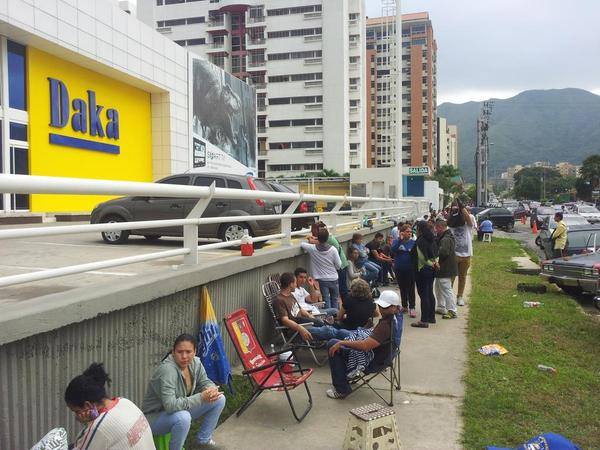 Siguen las largas colas en el Daka de Naguanagua (Video)