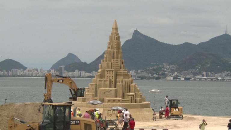 Castillo de arena para el Guinness (Video)