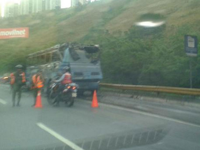 Incendio de un autobús genera fuerte retraso en la #AGMA sentido Caracas (Fotos)