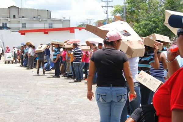 Usuarios aseguran que el ajuste salarial se irá en comprar comida