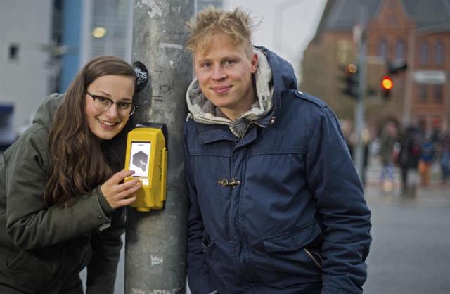 Los inventores Amelie Kuenzler y Sandro Engel posan con su última creación, un juego interactivo colocado en los semáforos para que el peatón no se aburra hasta que el semáforo cambie en verde en la localidad de Hildesheim, Alemania hoy 18 de noviembre de 2014. EFE/Julian Stratenschulte