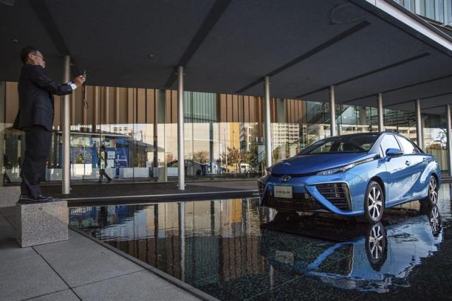 Un visitante fotografía el primer coche con pila de hidrógeno, bautizado como Mirai, de Toyota, durante su presentación en Tokio (Japón) hoy, martes 18 de noviembre de 2014. Toyota Motor anunció hoy que comenzará a vender el vehículo el 15 de diciembre en Japón, lo que lo convierte en el primer vehículo de este tipo producido en serie que sale al mercado. El precio recomendado de venta al público, impuestos incluidos, es de 7.236.000 yenes (49.786 euros/62.094 dólares), según explicó la empresa con sede en Aichi en un comunicado. EFE/Christopher Jue