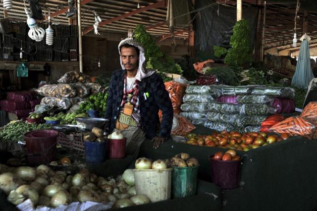  Un vendedor yemení en un mercado de Saná, Yemen, hoy 18 de noviembre de 2014. El Banco Central de Yemen declaró el pasado agosto que la inflación se situaba en el 10%. Entre 2006 y 2014, la media de la inflación ha sido de un 11,36%, alcanzando la cifra más alta, 24,77%, en octubre de 2011 y la más baja, 1,10%, en marzo de 2009. EFE/Yahya Arhab