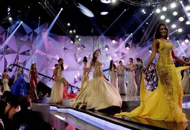 Las candidatas al reinado nacional de belleza de Colombia desfilan hoy, lunes 17 de noviembre de 2014, durante la ceremonia de elección y coronación de Miss Colombia, en Cartagena (Colombia). EFE/RICARDO MALDONADO ROZO