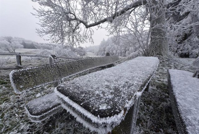 El hielo cubre una mesa y bancos de picnic en una zona de recreo situada en el mazizo montañoso de Hoher Meisser, cerca de Hessisch Lichtenau (Alemania. (Foto EFE/Uwe Zucchi)