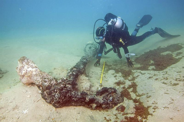 Un buzo junto a los restos del navío de Pedro Díaz, un barco que comandaba el marino onubense Pedro Díaz y que se hundio en 1608 frente al cabo de San Vicente (suroeste de Portugal) en medio de una tempestad. (Foto EFE/Virgilio Rodrigues)