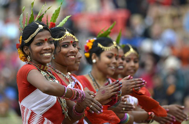 Un grupo de bailarinas adivasi de la tribu del té actúan con motivo del Festival del Bucero en el pueblo de Kisama, a las fueras de Kohima, en Nagaland (India. (Foto EFE/Str)