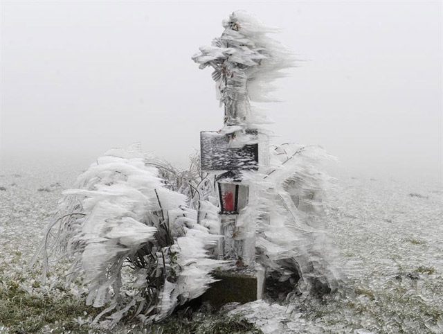 Un monumento religioso conmemorativo cubierto de escarcha cerca de Ottenschlag, en la Baja Austria. (Foto EFE/Herbert Pfarrhofer)