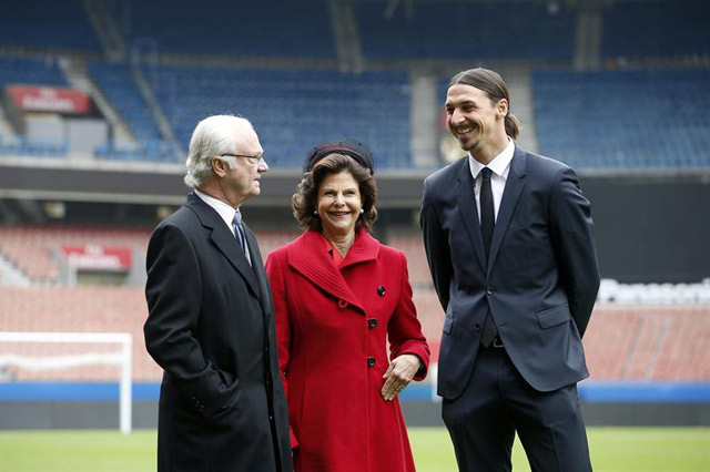  Los reyes Carlos XVI Gustavo y Silvia (c) de Suecia, conversan con el jugador del París Saint Germain, el delantero sueco Zlatan Ibrahimovic. (Foto EFE/YOAN VALAT POOL)  