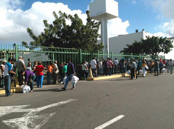 No es un “Operativo Navidad” es la cola para comprar papel higiénico (Fotos)