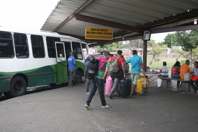 Usuarios agonizan en terminales terrestres para adquirir boletos