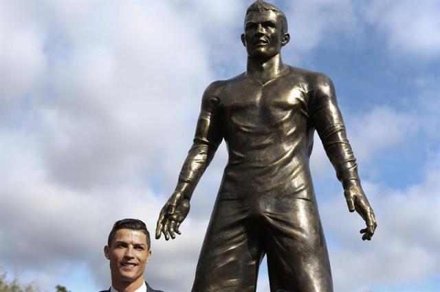 Cristiano Ronaldo-estatua Madeira (2)