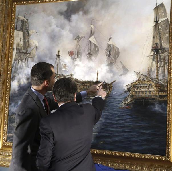 Foto: El Rey Felipe VI ha presidido la entrega oficial al Museo Naval del lienzo titulado "El último combate del Glorioso", que el pintor Augusto Ferrer-Dalmau acaba de concluir en su estudio de Valladolid y donde recrea la gesta de un navío español atacado por corsarios ingleses. EFE/J. J. Guillén