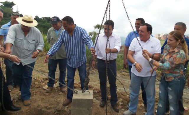 Alcalde y Concejales colocan la primera piedra 