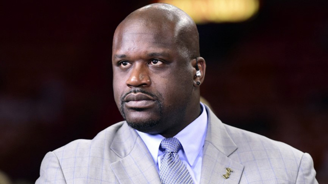 ¡PLOP! Shaq O’Neal “se estrelló” contra un árbol de Navidad (Video)