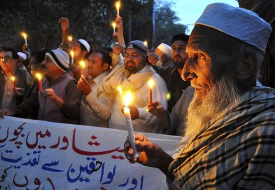 Foto: Simpatizantes del Partido Awami National (ANP) encienden velas, en Hyderabad en memoria de las víctimas del ataque talibán perpetrado el martes en un colegio paquistaní en Peshawar.  El ejército paquistaní bombardeó ayer objetivos talibanes en la provincia noroccidental de Khyber-Pakhtunkhwa, de la que Peshawar es capital, dejando al menos 57 supuestos insurgentes muertos. EFE/Nadeem Khawer