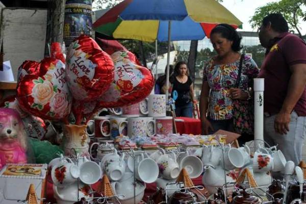 Envolver regalos cuesta entre 50 y 100 bolívares