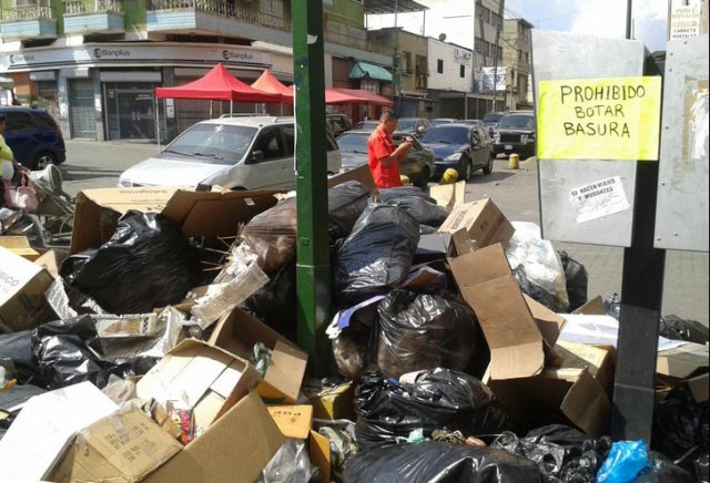 Foto @OriDAndrade -Del 25 de diciembre, la basura invade las calles de Catia