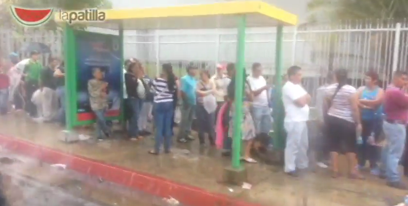 La triste cola bajo la lluvia para comprar comida (video)